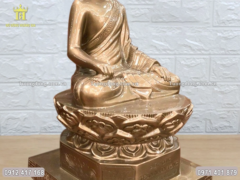 Từng họa tiết hoa văn được chăm chút tỉ mỉ, sắc nét